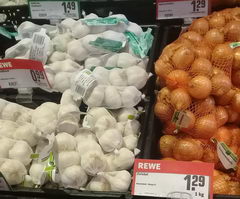 Prices at stores in Berlin in Germany, onions